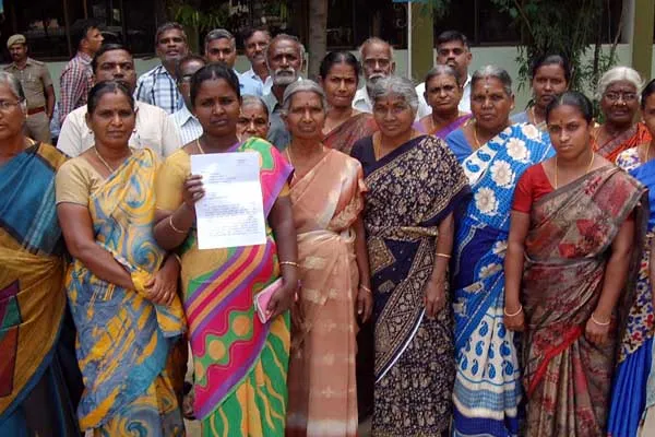 erode women gave petition to collector